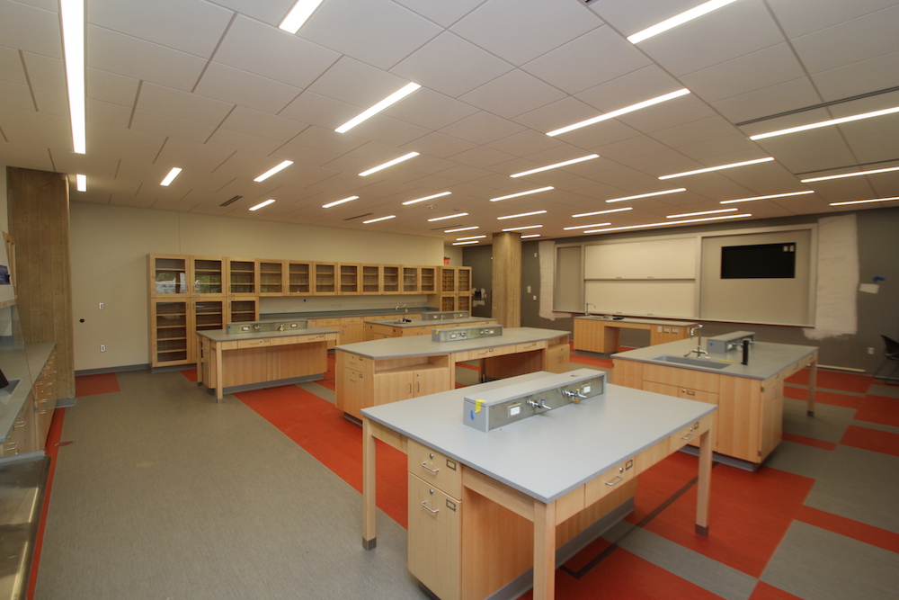 A lab in 快播成人's new Center for Life Sciences